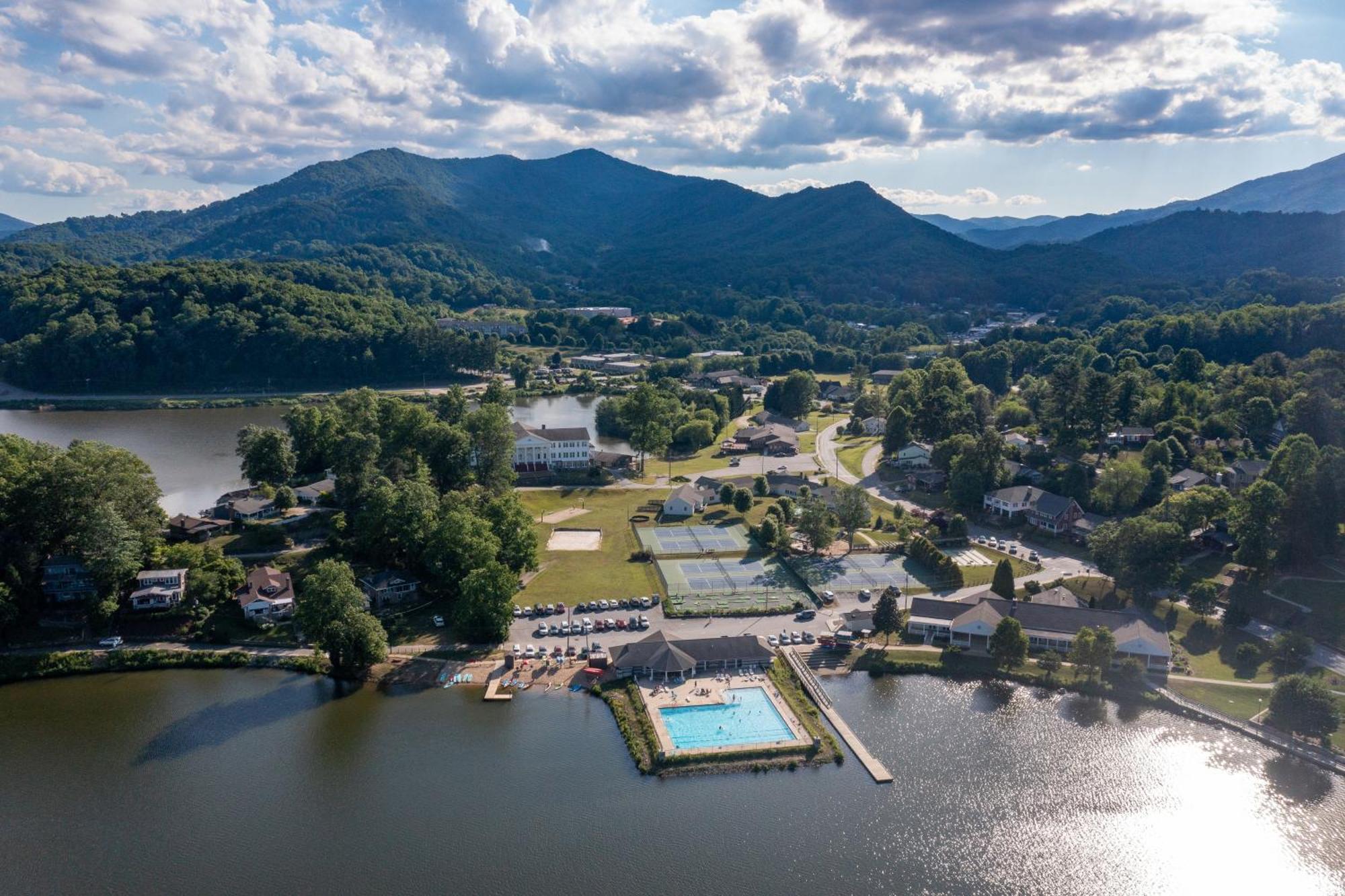 English Roses Lake Junaluska Exterior photo